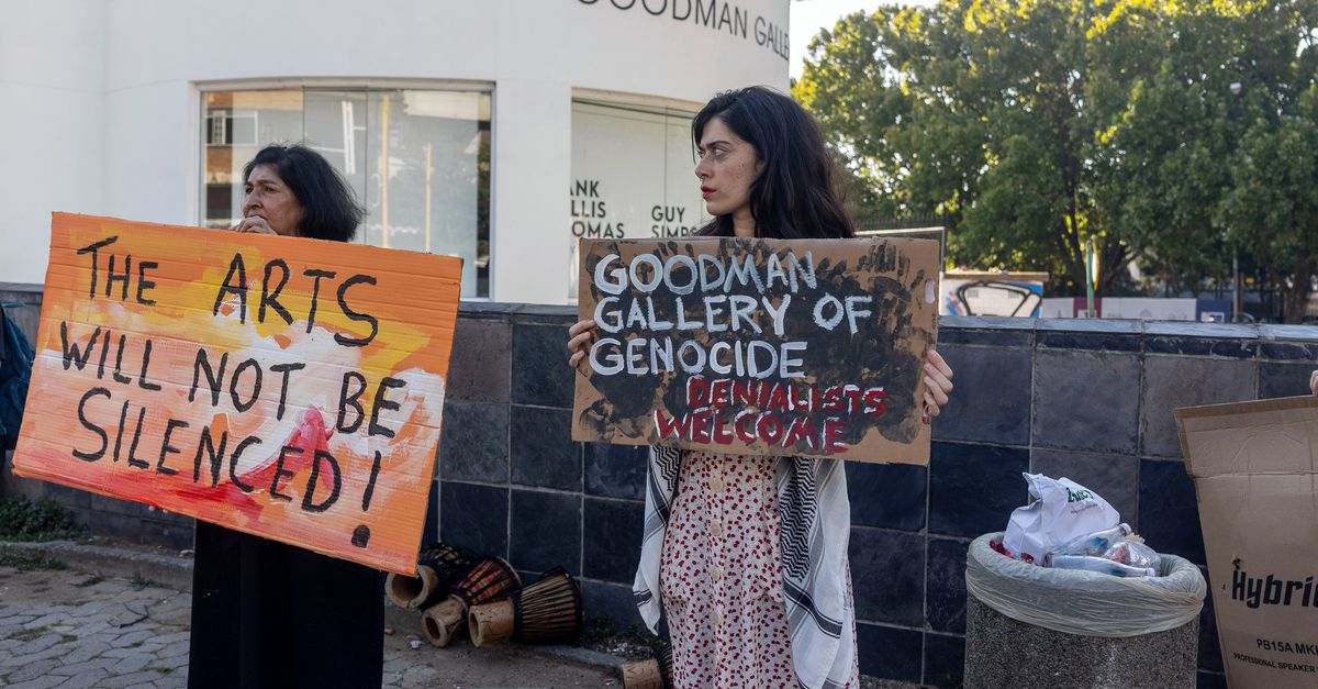 Zuid-Afrikaanse minister wilde werk niet op de Biënnale van Venetië hebben. Nu toont de kunstenaar het elders in de stad