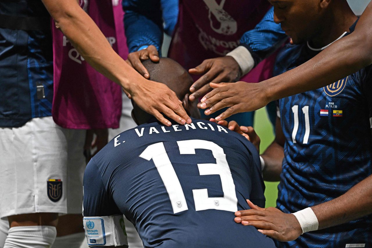 Enner Valencia wordt gezegend door zijn medespelers na zijn treffer tegen Oranje.