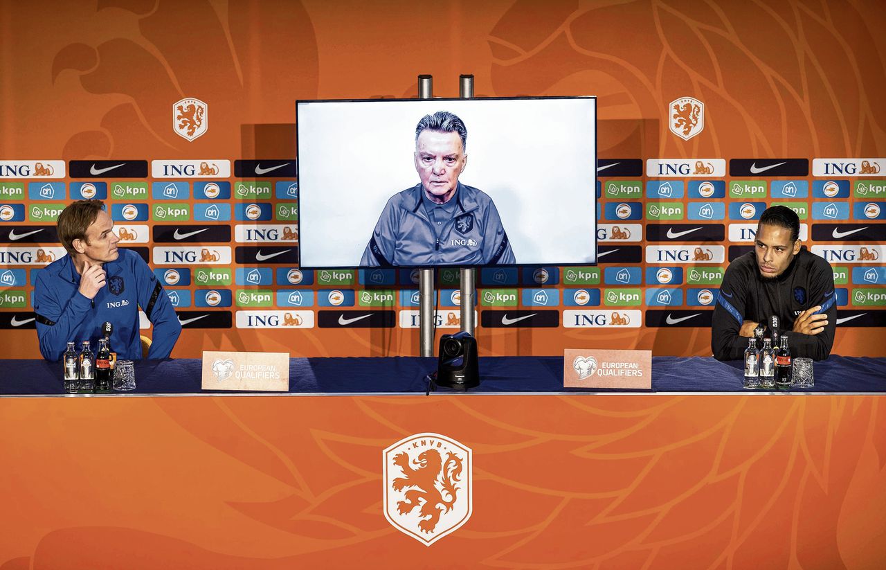 Bondscoach Louis van Gaal was maandag via een videoscherm aanwezig bij de persconferentie.