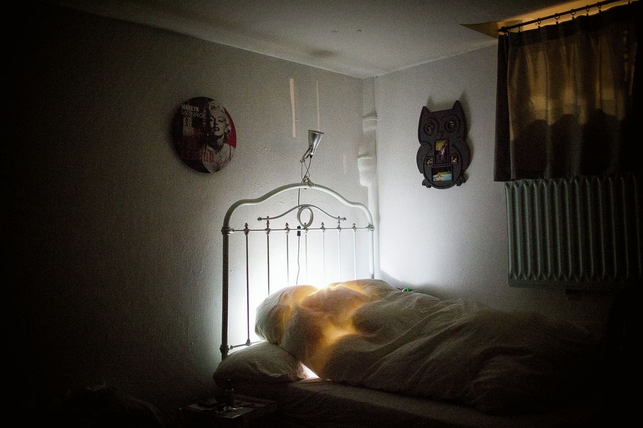 Vier van de vijf adolescenten zegt met de smartphone in of naast het bed te slapen. Foto Peter de Krom