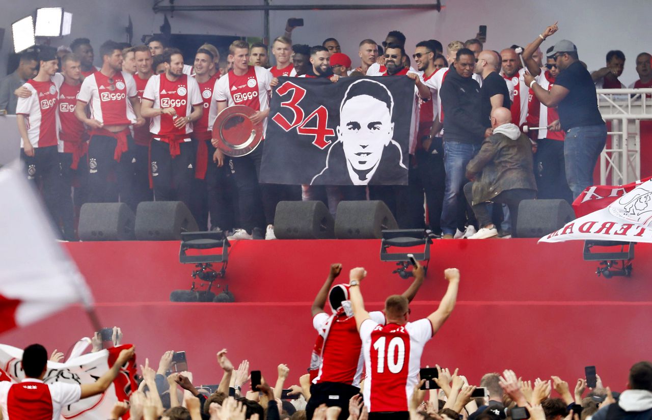 De selectie van Ajax donderdag, met in hun midden Mohammed en Mo Nouri.