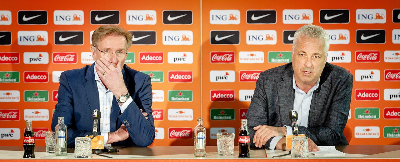 Technisch directeur Hans van Breukelen na een toelichting op de benoeming van Dick Advocaat als bondscoach en Ruud Gullit als assistent-bondscoach van het Nederlands elftal.