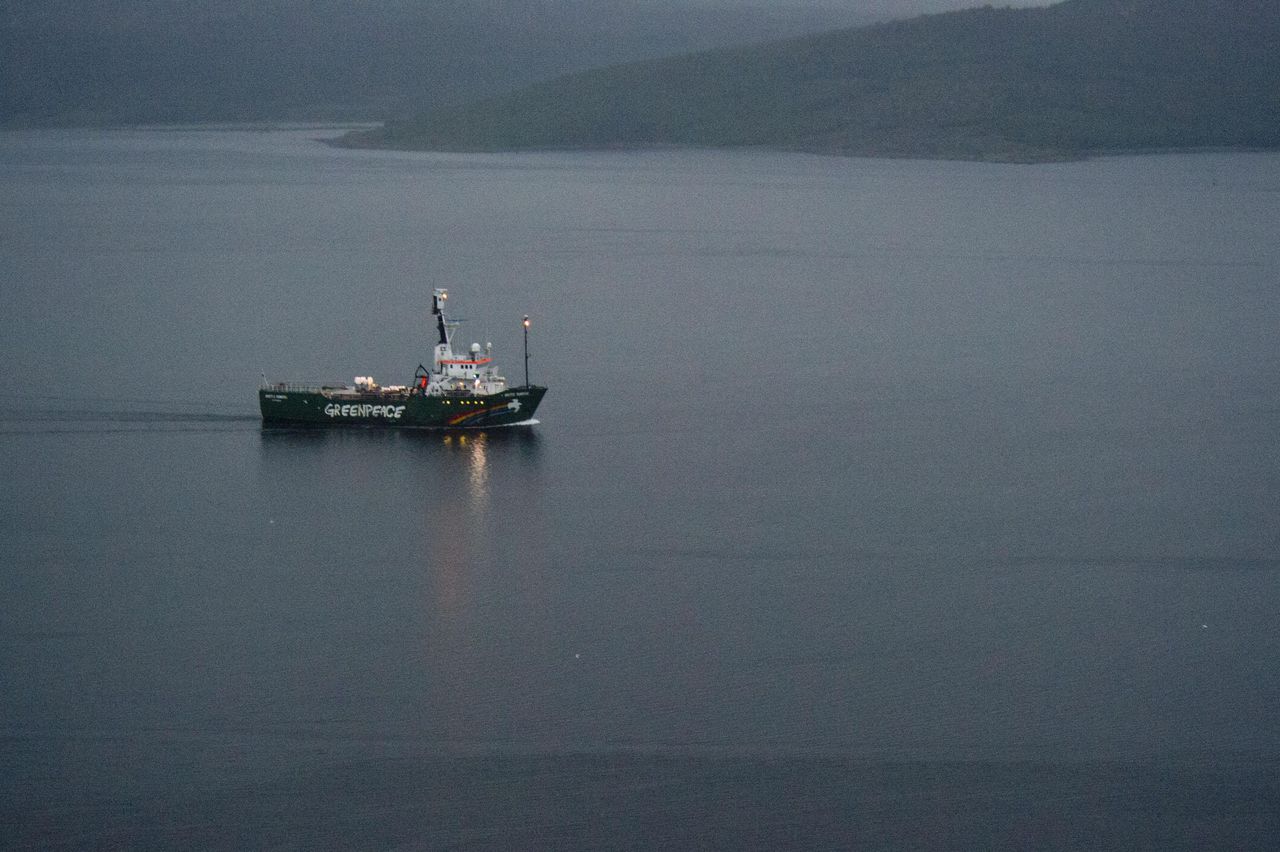Handout van Greenpeace van het schip Arctic Sunrise dat de haven van Moermansk verlaat.