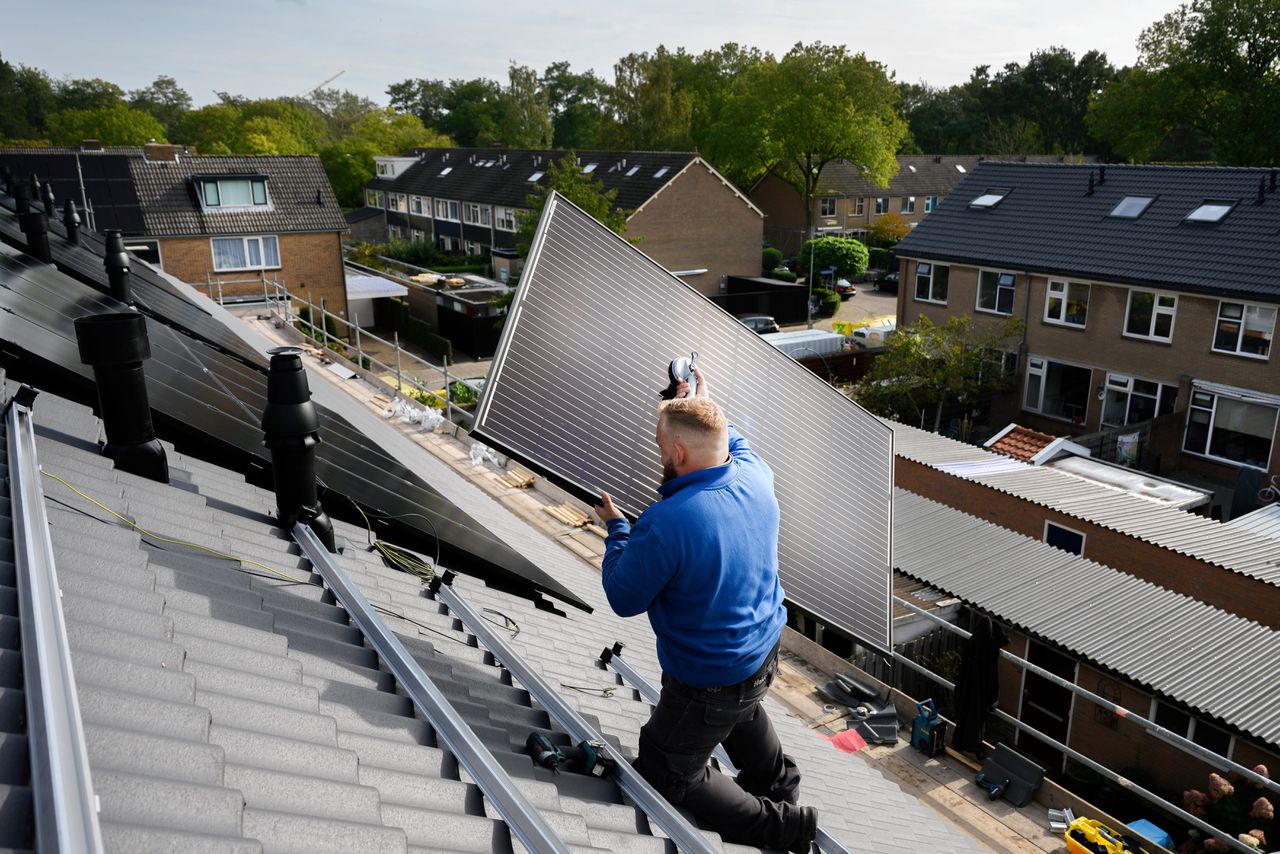 Bij Vandebron gaan huishoudens met zonnepanelen betalen voor terugleveren energie op piekmoment 