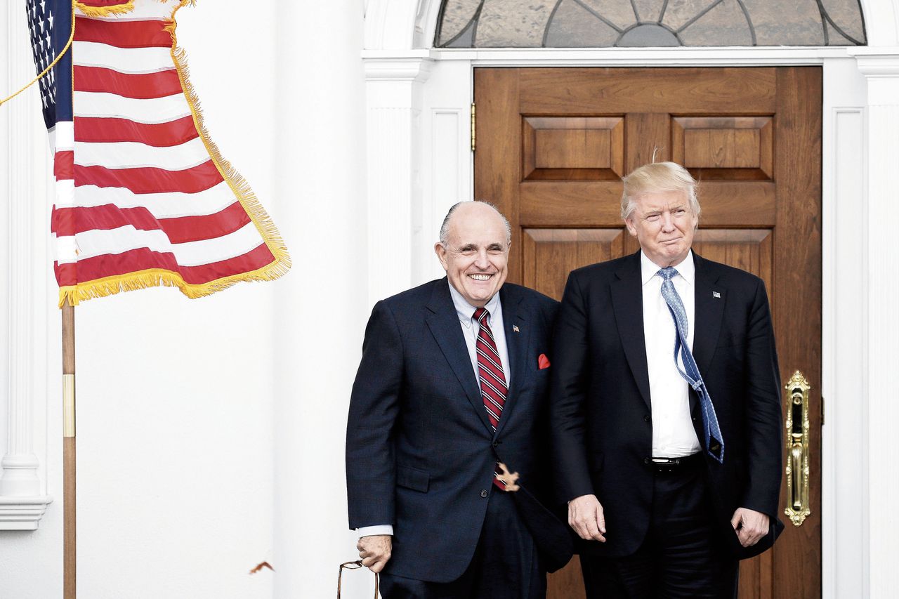 Rudy Giuliani met zijn 'cliënt' Donald Trump op een foto uit 2016 van voor diens presidentschap.