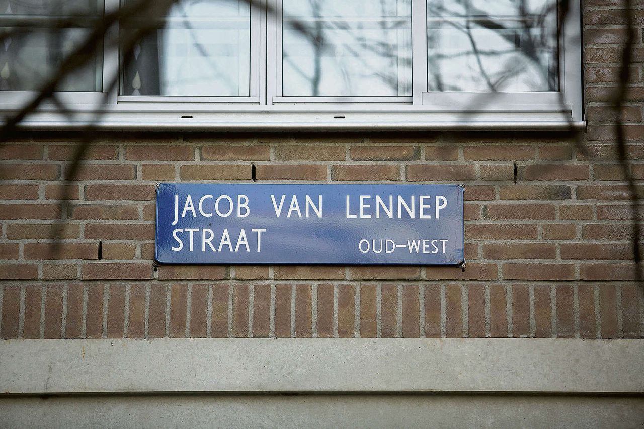 Door de crisis dalen de huizenprijzen. Ook staan huizen steeds langer te koop, zoals goed te zien in de Jacob van Lennepstraat in Amsterdam.