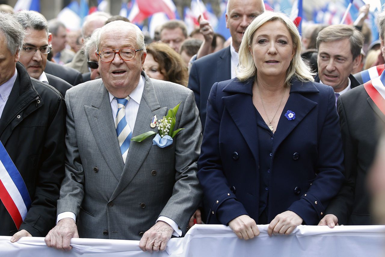 Links Jean-Marie Le Pen en rechts zijn dochter Marine Le Pen.