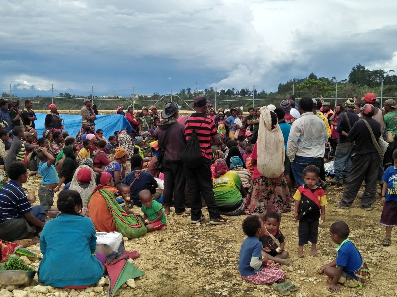 Mensen zijn hun huis in de hooglanden in Papoea Nieuw Guinea ontvlucht nadat eind februari een aardbeving het land trof.