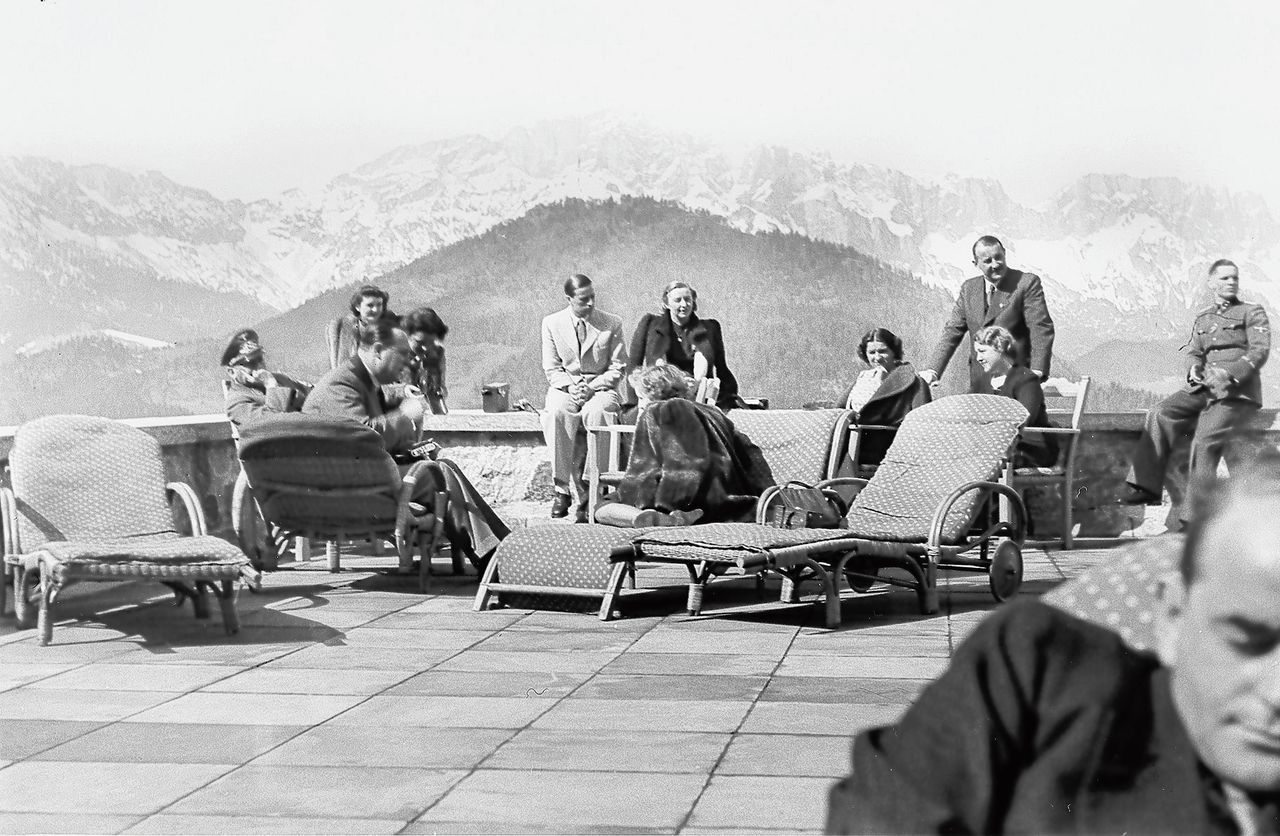Op het terras van de Berghof: op de voorgrond Albert Speer, op de achtergrond o.a. Eva Braun (op de ligstoel), rond 1940.