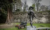 Nederland, Maastricht, 13/04/2026 Het gras wordt gemaaid bij het standbeeld van d’Artagnan in het Aldenhofpark in Maastricht. In de kerk van Wolder, een wijk van Maastricht verderop, werd een skelet opgegraven dat vermoedelijk de overblijfselen zijn van de beroemde musketier d’Artagnan. Charles de Batz de Castelmore, zoals d’Artagnan eigenlijk heette, trad onder koning Lodewijk XIII toe tot de musketiers, een elitekorps dat het Franse koningshuis beschermde. Bij het Franse beleg van Maastricht in 1673 werd d’Artagnan dodelijk getroffen door een musketkogel en vermoedelijk begraven onder de oorspronkelijke katholieke kerk in het huidige stadsdeel Wolder. FOTO ROGER DOHMEN / ANP
