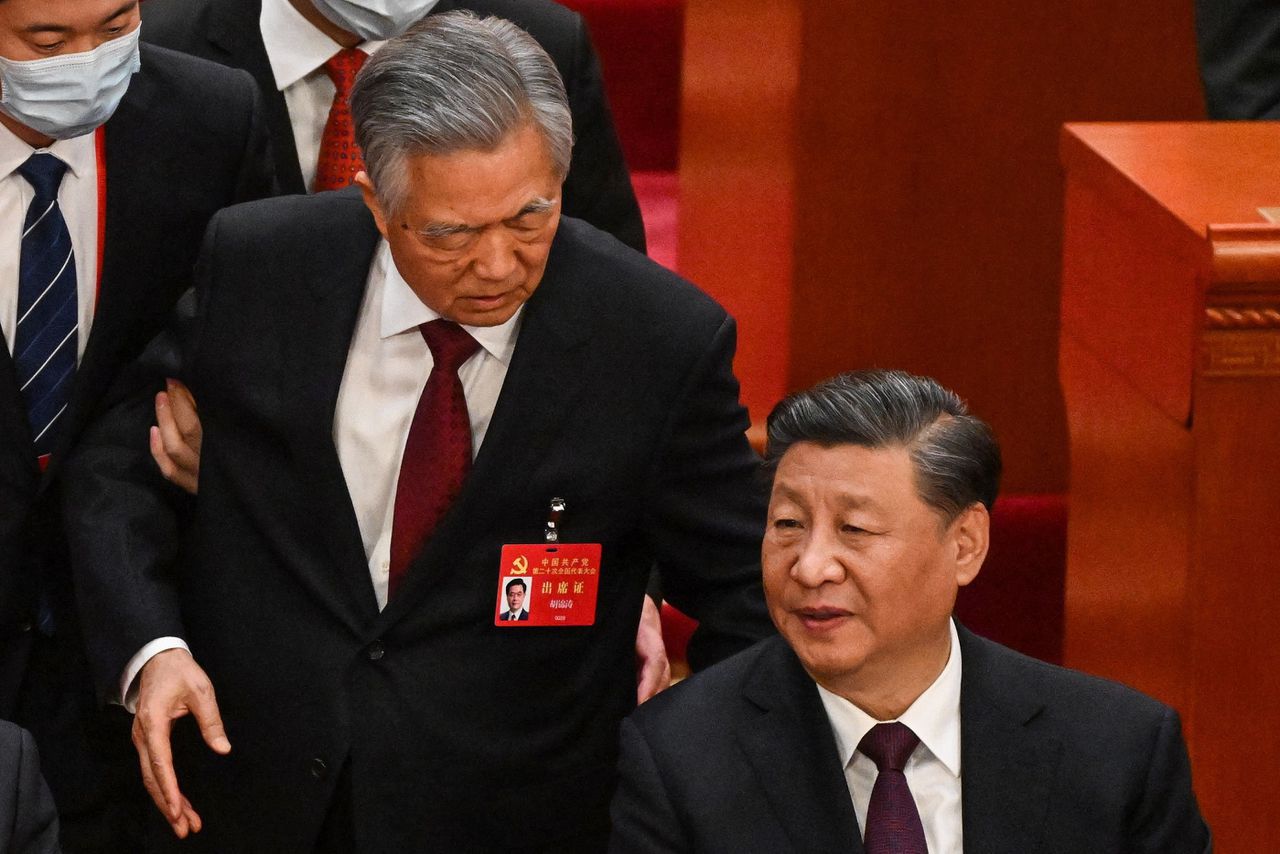 Xi Jinping laat zijn voorganger afvoeren, verstevigt grip op partij 