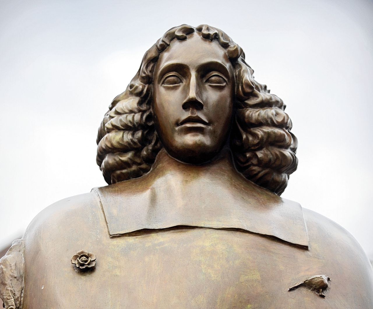 Standbeeld van filsofoof Baruch Spinoza in Amsterdam. De Spinozapremie wordt sinds 1995 uitgereikt door het NWO.