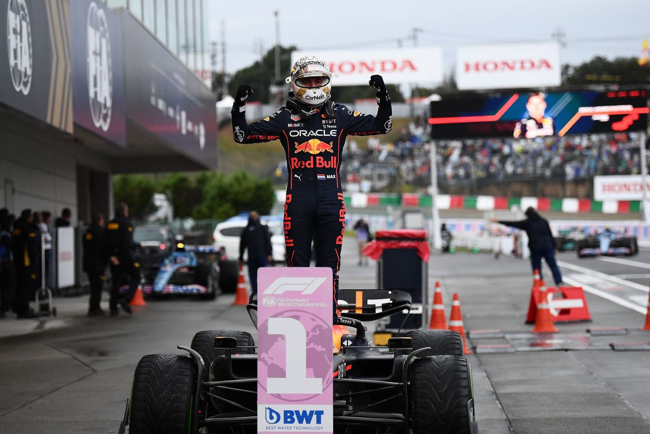 Max Verstappen viert zijn overwinning op het Japanse parcours.