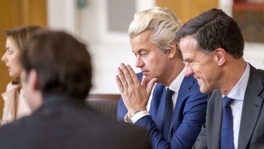 Geert Wilders (PVV) en Mark Rutte (VVD) donderdag tijdens het gesprek van de gekozen fractievoorzitters met Kamervoorzitter Arib.