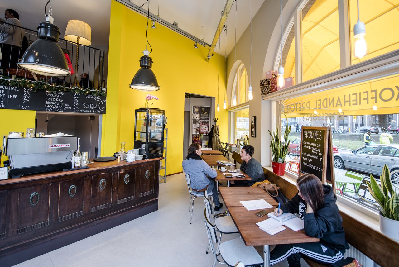 Nieuwe hippe koffietentjes in de Afrikaanderwijk in Rotterdam, waar de helft van de inwoners van een uitkering leeft. Er wordt onder meer geprobeerd ondernemerschap van buurtbewoners te stimuleren.