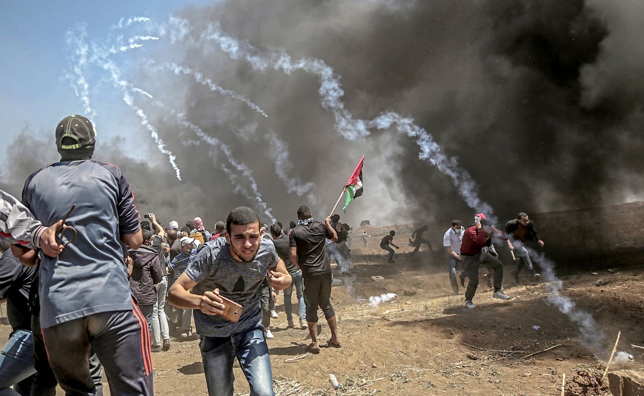 Palestijnse demonstranten op de vlucht voor Israëlisch traangas op 14 mei 2018.