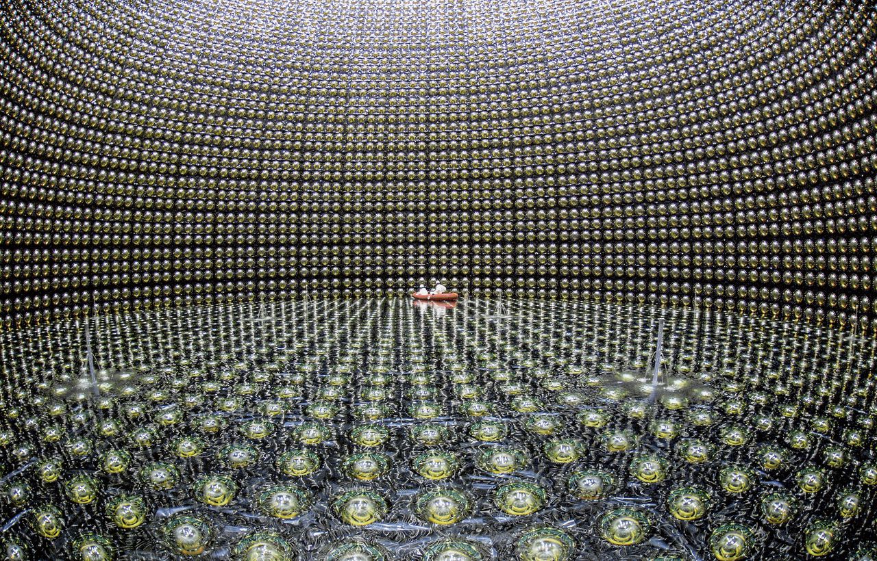 Het binnenste van de Japanse neutrinodetector Superkamiokande, een ondergrondse tank met 11.146 lichtdetectoren die hier worden geïnspecteerd. Foto Kamioka Observatory ICRR, University of Tokio