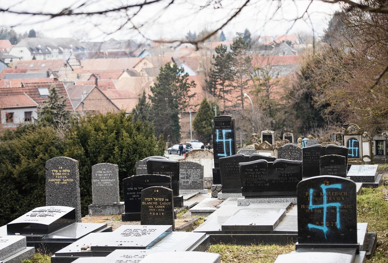 In februari besmeurden onbekenden Joodse graven in Frankrijk met hakenkruizen.