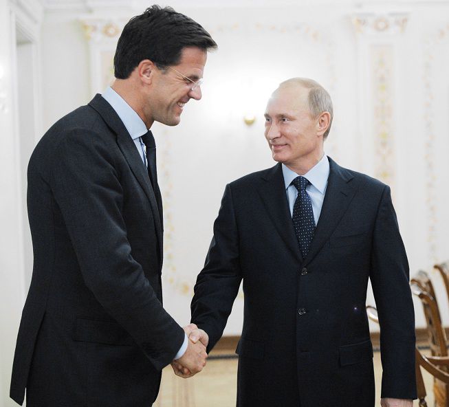 Rutte (links) in oktober 2011 tijdens een bezoek aan Poetin in Moskou.