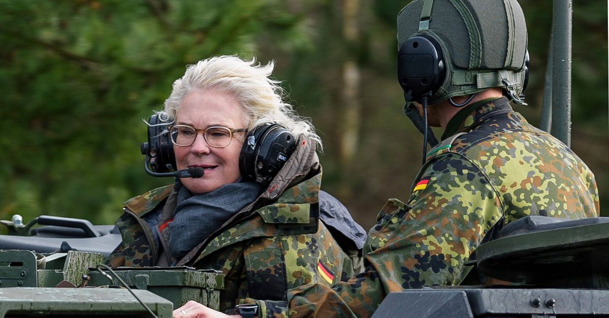 Der deutsche Verteidigungsminister muss zu einem unglücklichen Zeitpunkt abreisen