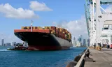 Het containerschip Rotterdam maakt zich klaar om aan te meren in Miami, Florida, onder zware heffingen. 