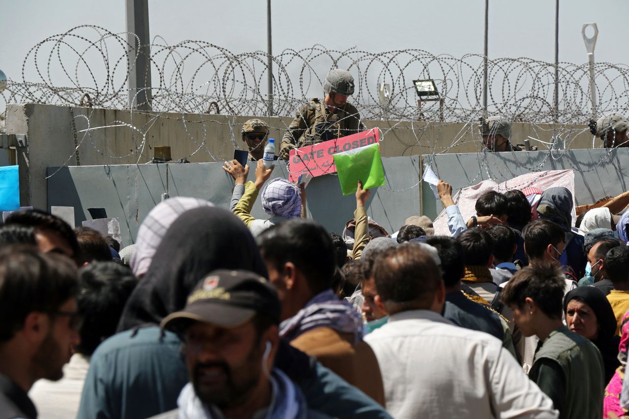 Honderden mensen proberen het vliegveld van Kabul op te komen, om het land te verlaten.