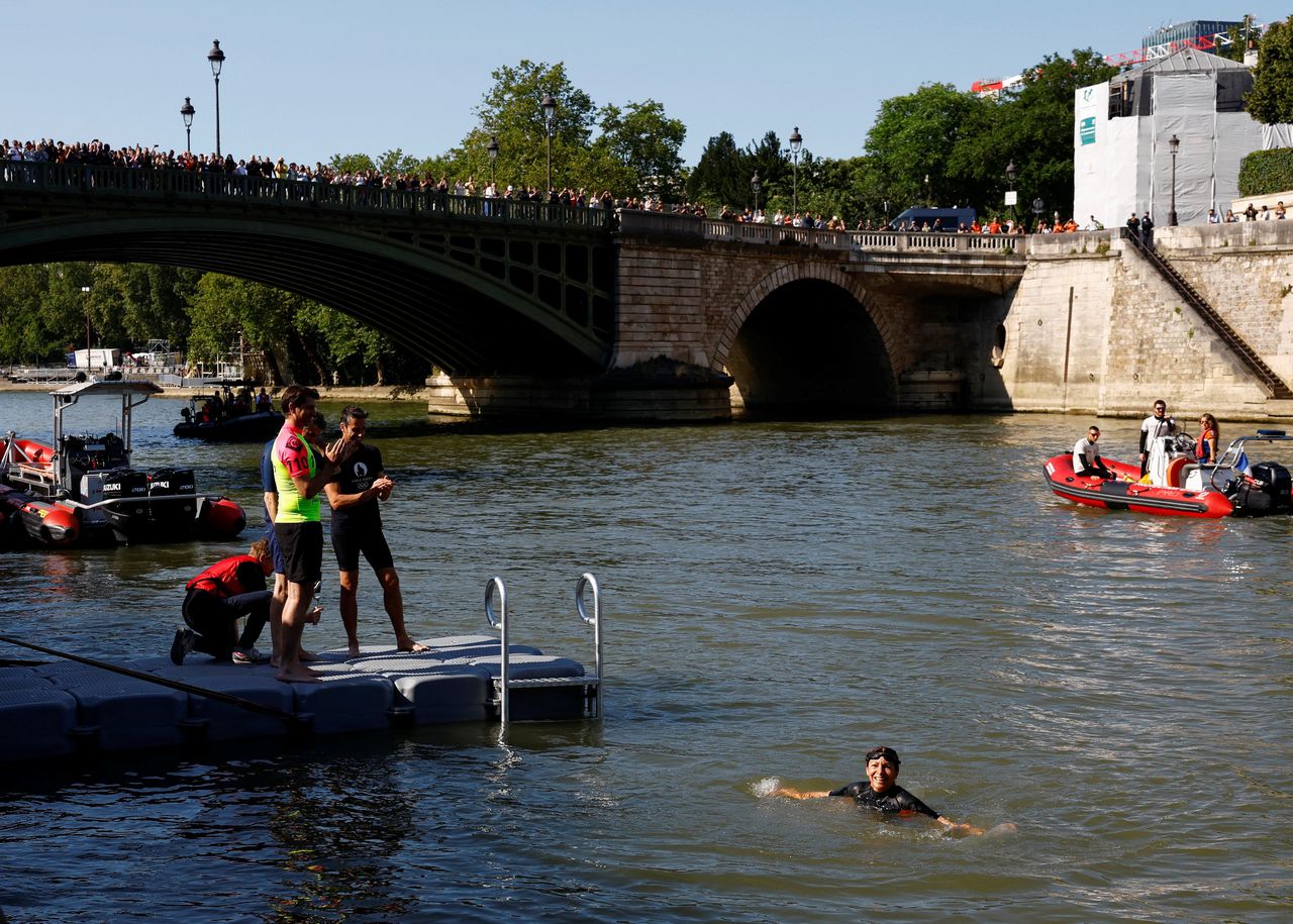 Parijse burgemeester Hidalgo maakt in wetsuit haar belofte waar: de Seine is bezwembaar 