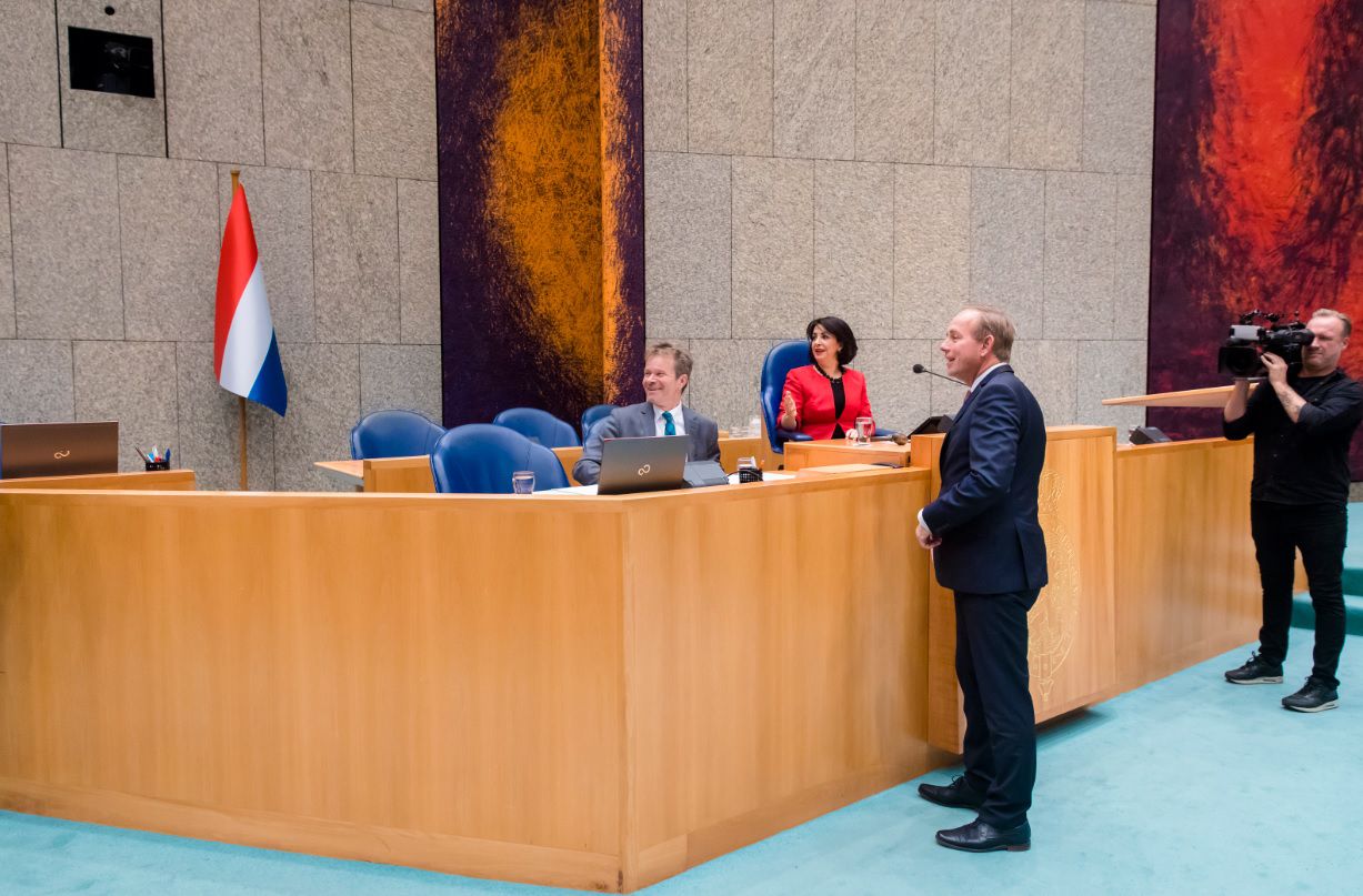 Nederlandse vlag in plenaire zaal Tweede Kamer.