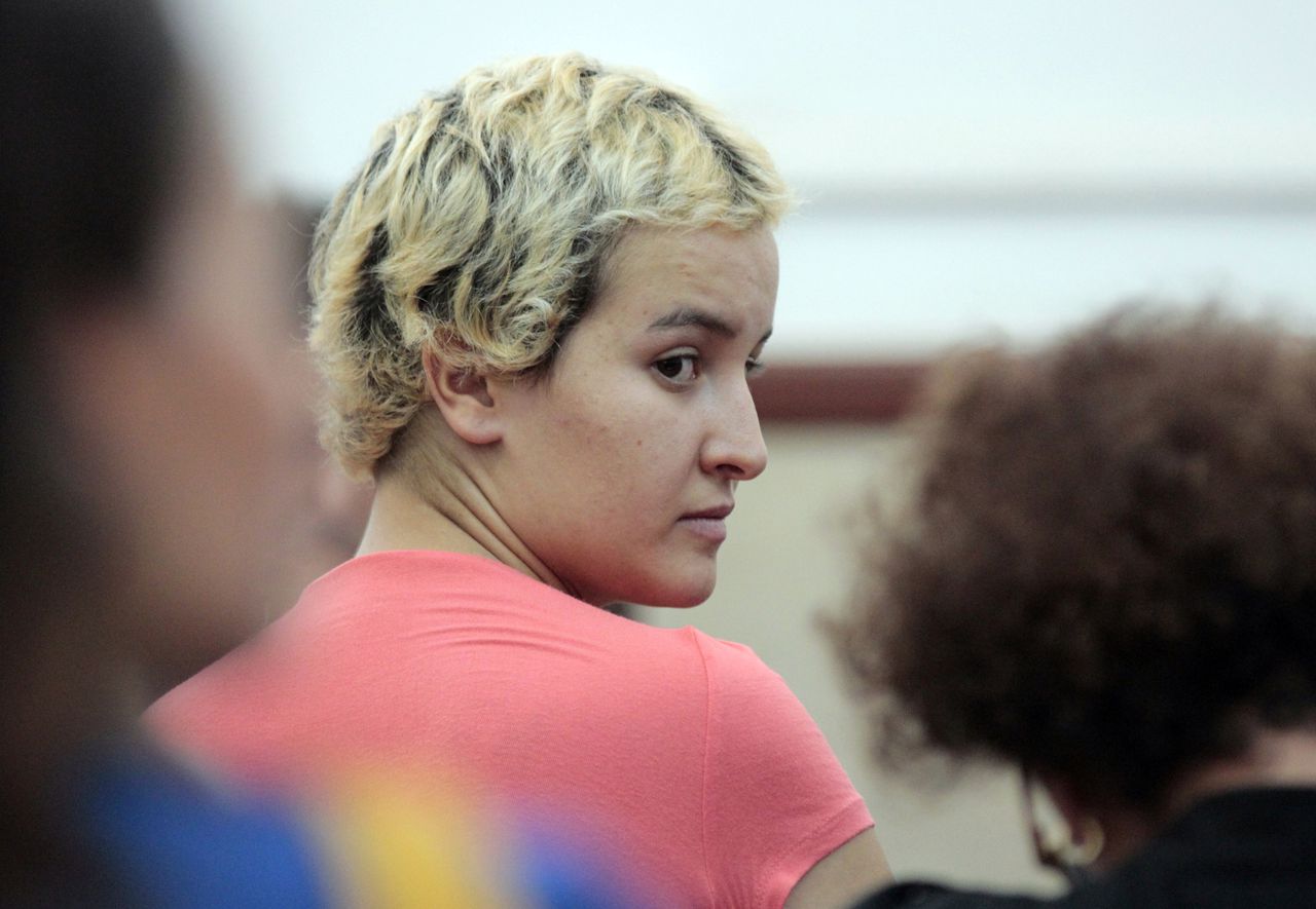 Amina Sboui op 22 juli in de rechtbank, toen ze moest voorkomen voor minachting van gevangenisbewaarders.
