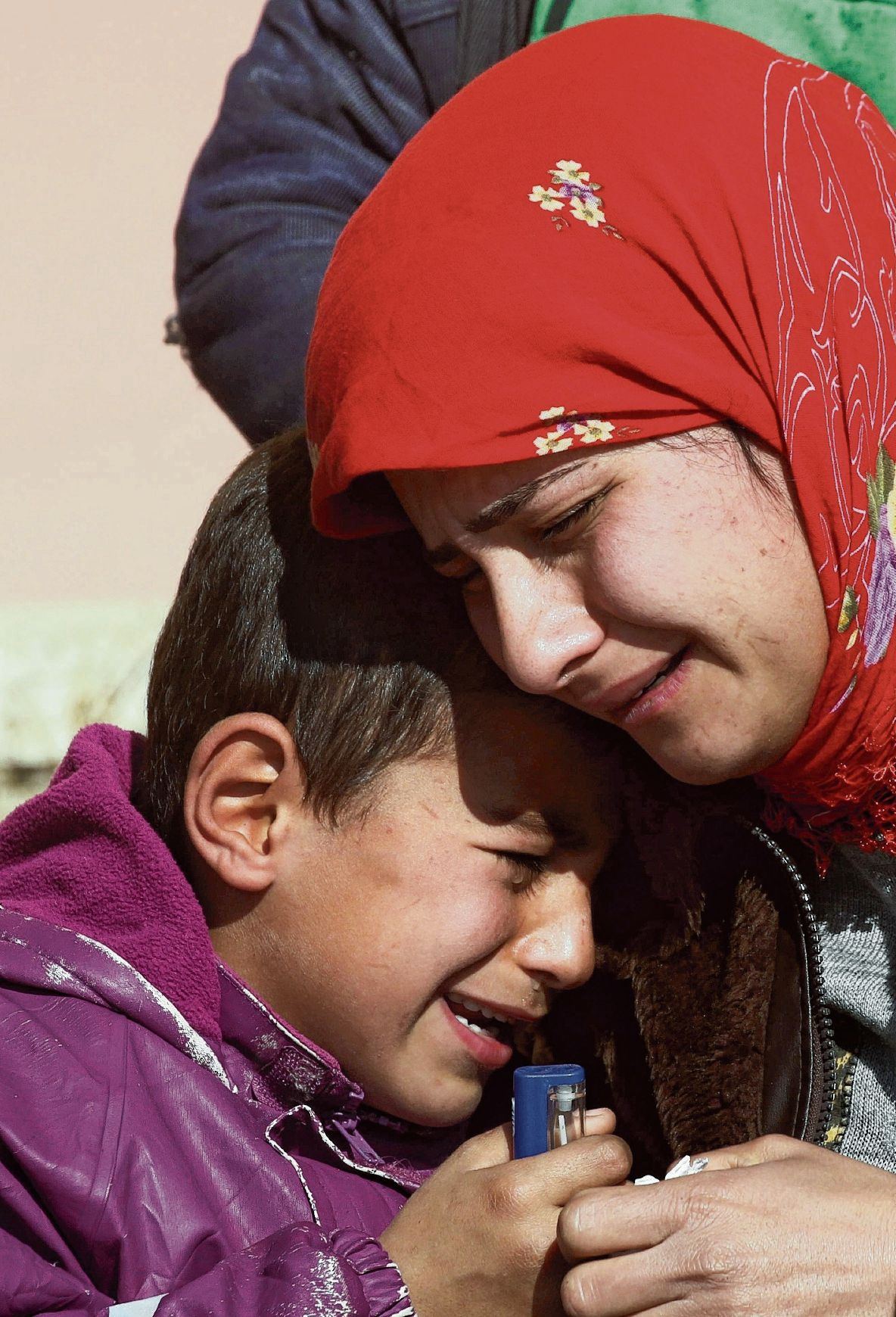 Familie van een Koerdische herder rouwt in Afrin om zijn dood.