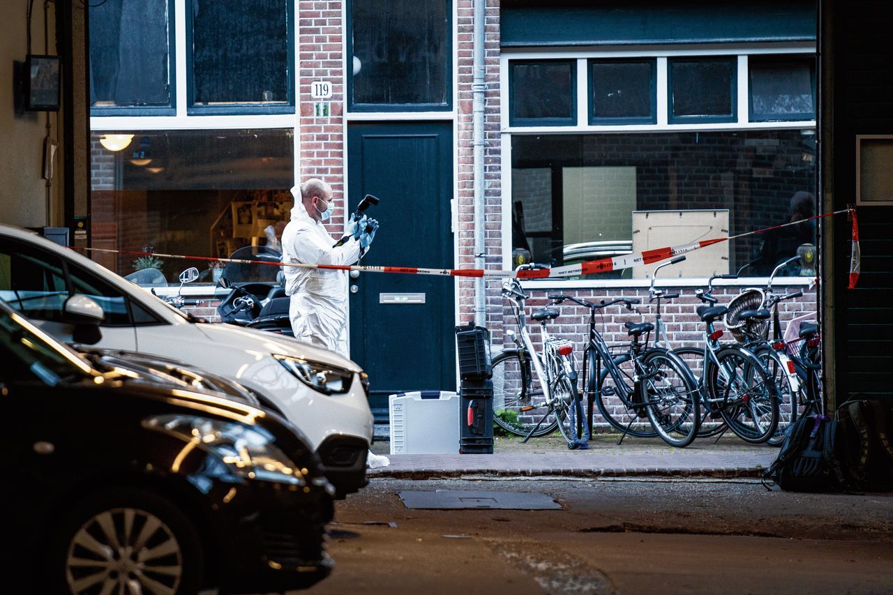 Forensische opsporing in de buurt van de Lange Leidsedwarsstraat in Amsterdam na de schietpartij waarbij misdaadverslaggever Peter R. de Vries dodelijk werd getroffen.