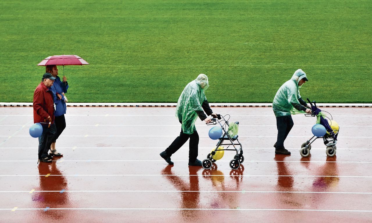 Zorgpersoneel en vrijwilligers begeleiden de jaarlijkse Rollatorloop in het Amsterdamse Olympisch Stadion. Ongeveer de helft van de Nederlanders doet minimaal één keer per jaar vrijwilligerswerk.