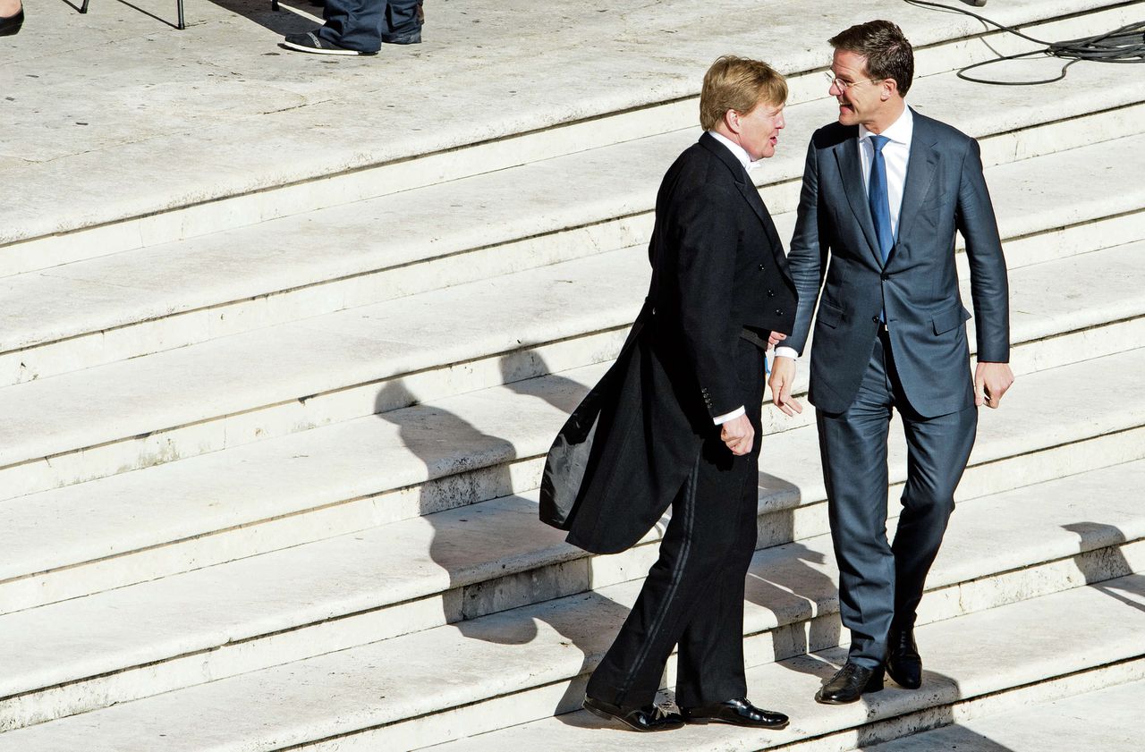 Prins Willem-Alexander en minister-president Mark Rutte arriveren op het Sint Pietersplein voor de inauguratie van paus Franciscus, 19 maart 2013.