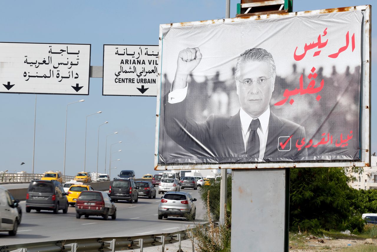 Een billboard met daarop de beeltenis van presidentskandidaat Nabil Karoui in Tunis.