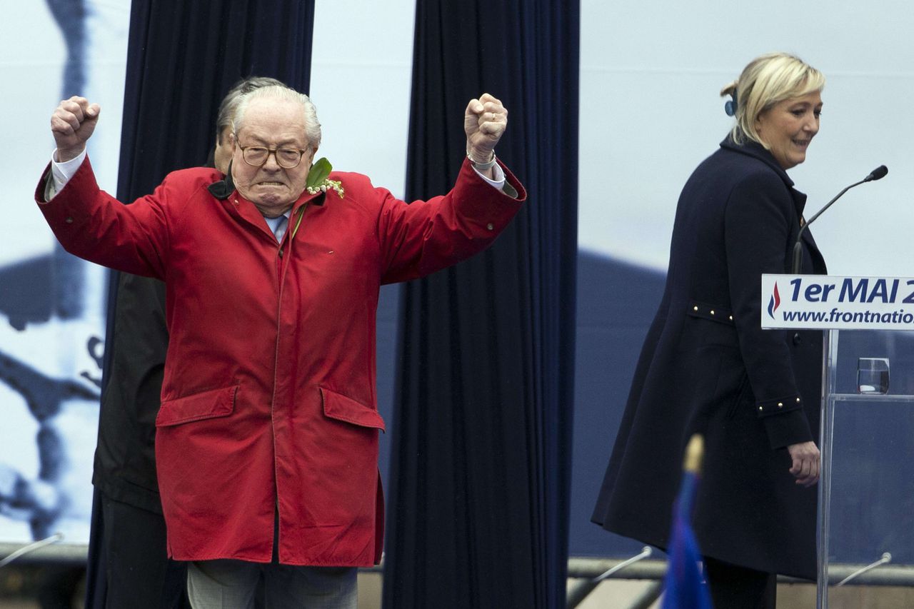 Jean-Marie Le Pen op het podium waar zijn dochter Marine Le Pen net met haar 1 mei-toespraak zou beginnen.