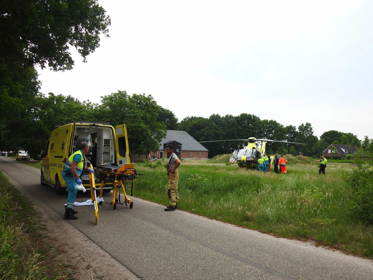 Nadat een dode man is aangetroffen in een zwembad bij op de Peeldijk in Milheeze (Noord-Brabant) heeft de politie twee personen aangehouden. Het zijn een man van 28 uit Milheeze en een 32-jarige vrouw uit Helmond.