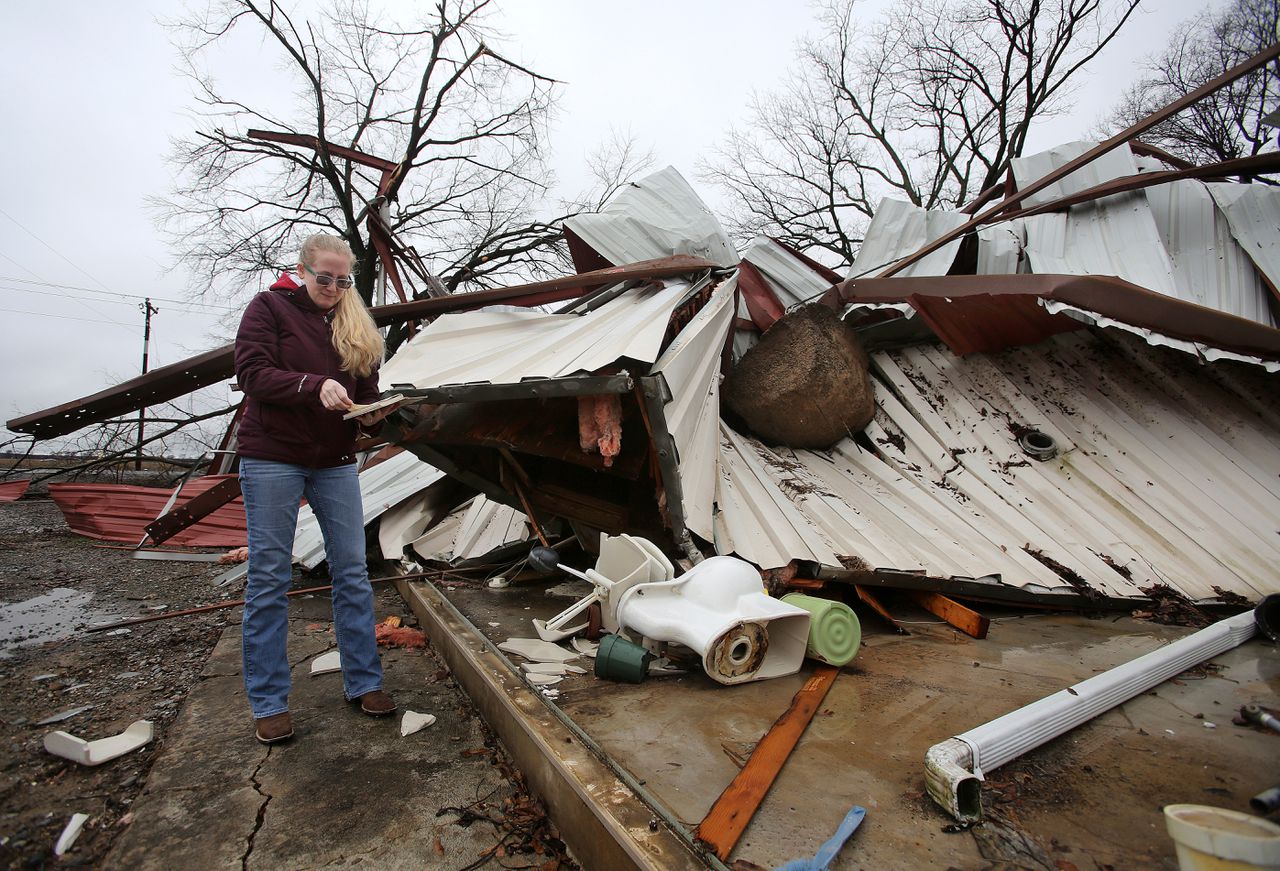 Een vrouw staat bij haar huis in Arkansas dat door de storm volledig werd verwoest. (null)