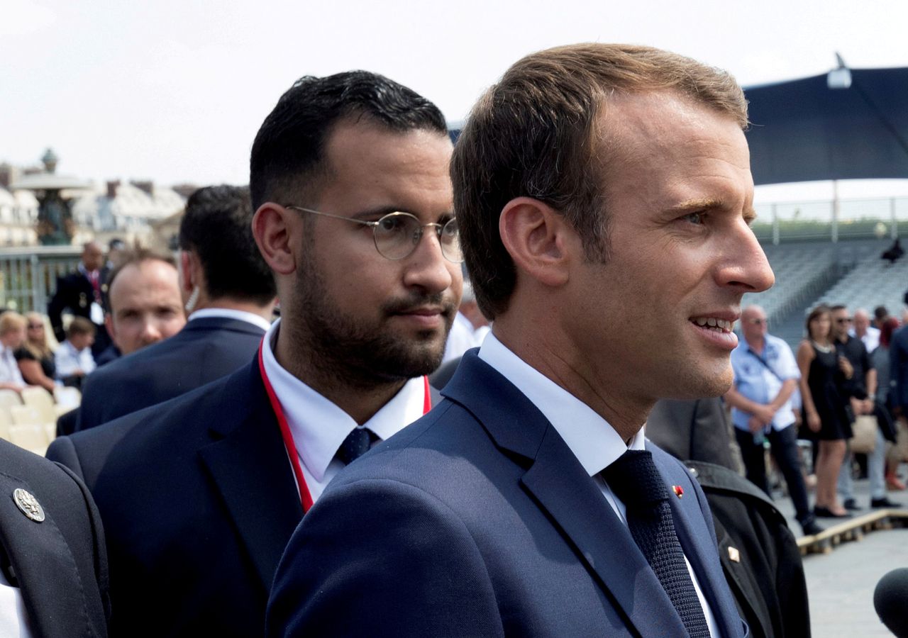 President Emmanuel Macron met achter hem Alexandre Benalla.