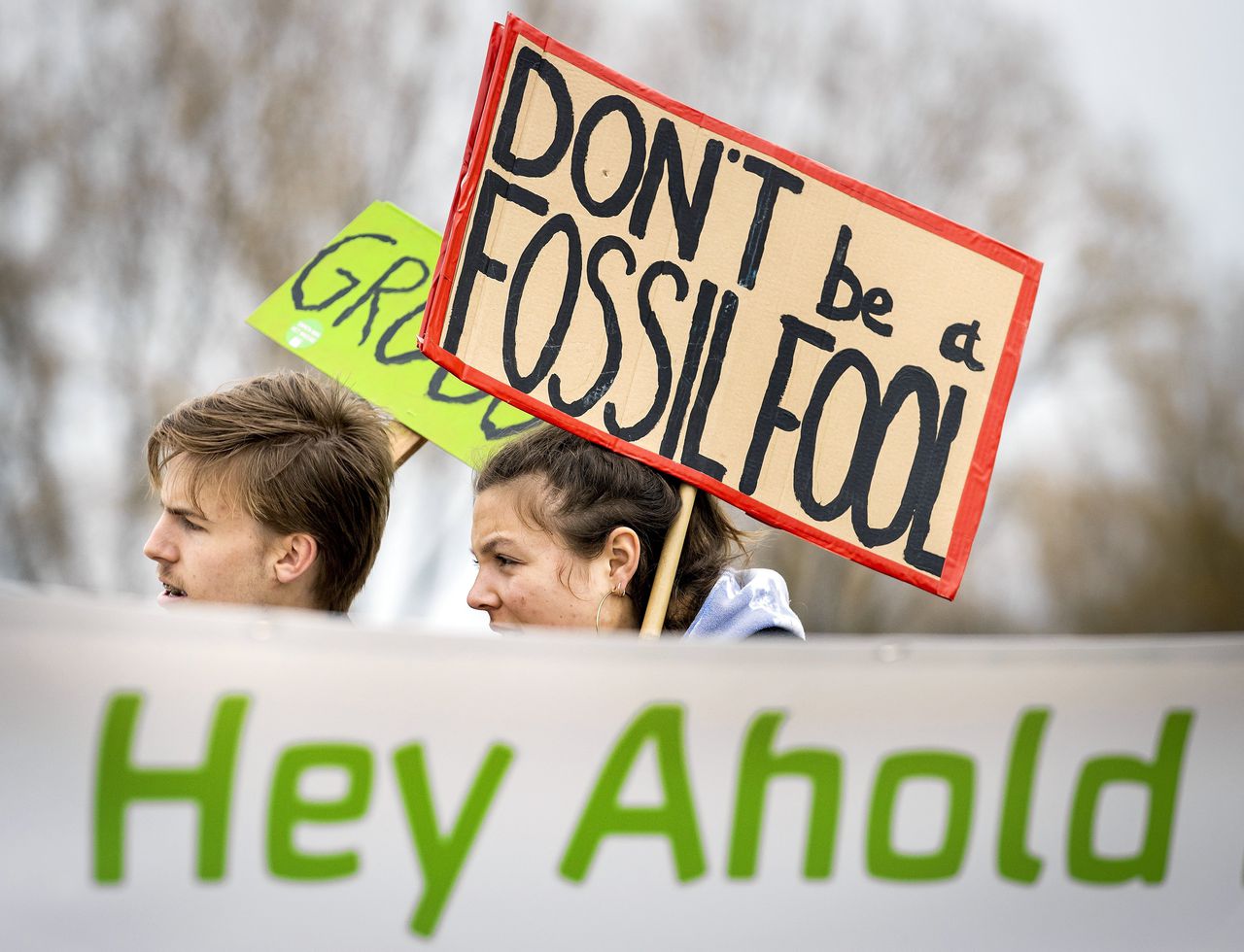 Actievoerders van Milieudefensie demonstreren bij het Hembrugterrein in Zaandam, waar op dat moment een aandeelhoudersvergadering plaatsvond van Ahold Delhaize.