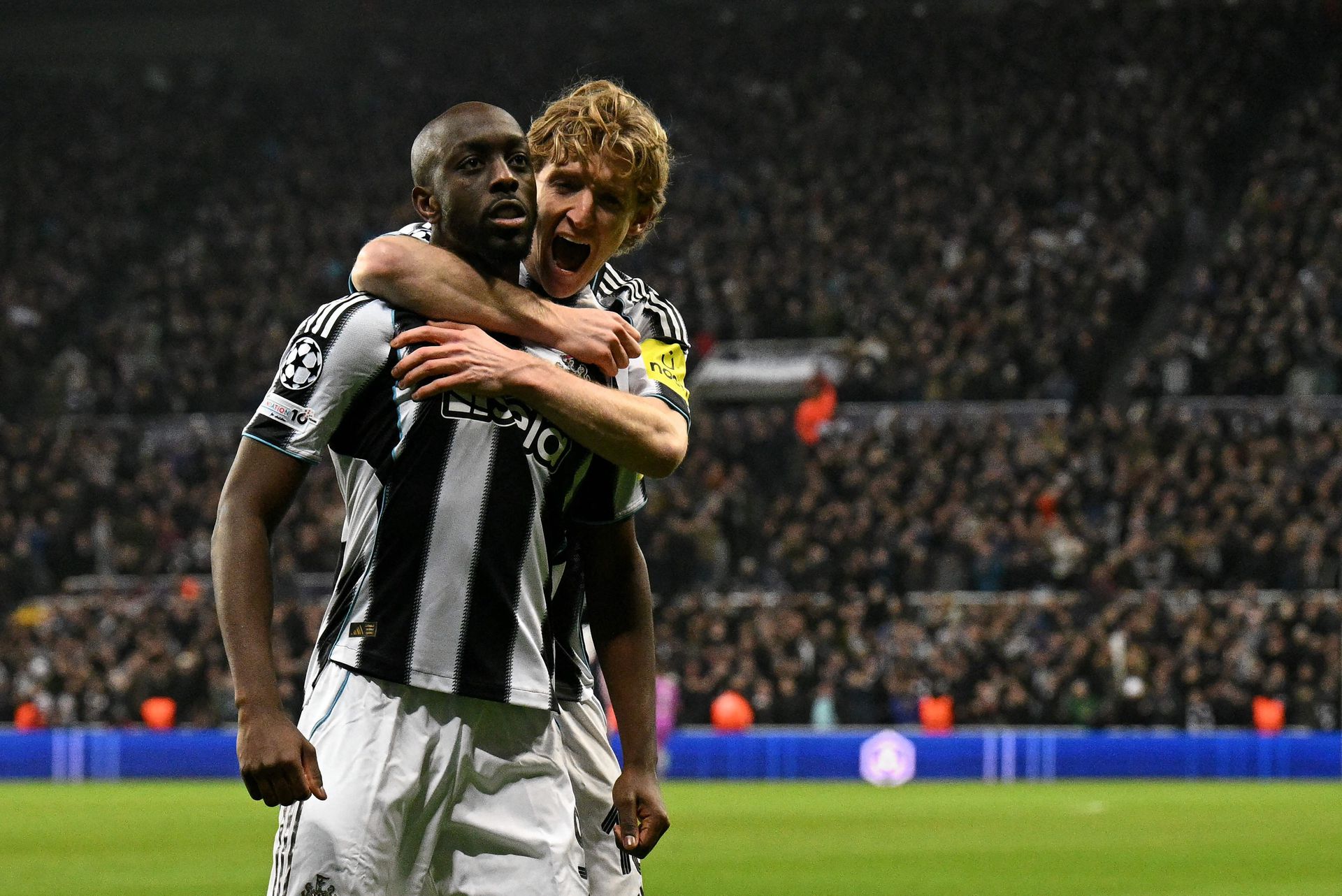 El delantero del Newcastle Yoane Wissa celebra su victoria por 1-0 contra el PSV con Anthony Gordon. 