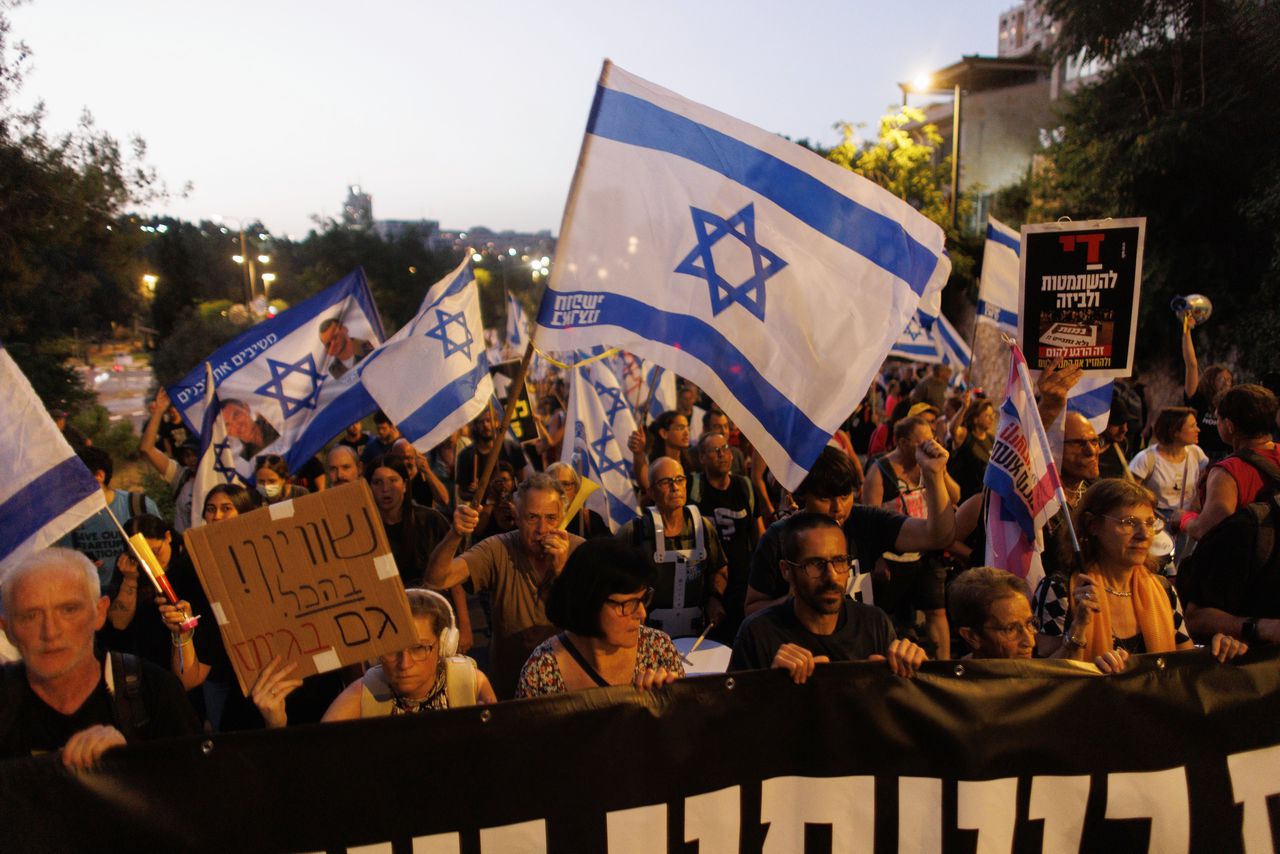 Demonstreren in Israël is routine geworden: ‘Netanyahu saboteert vrijlating van de gijzelaars’ 