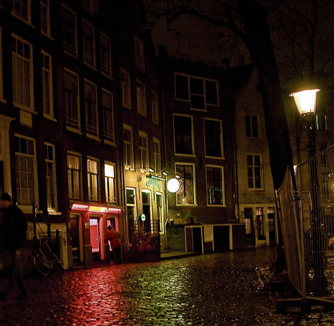 De Amsterdamse Wallen bij avond.