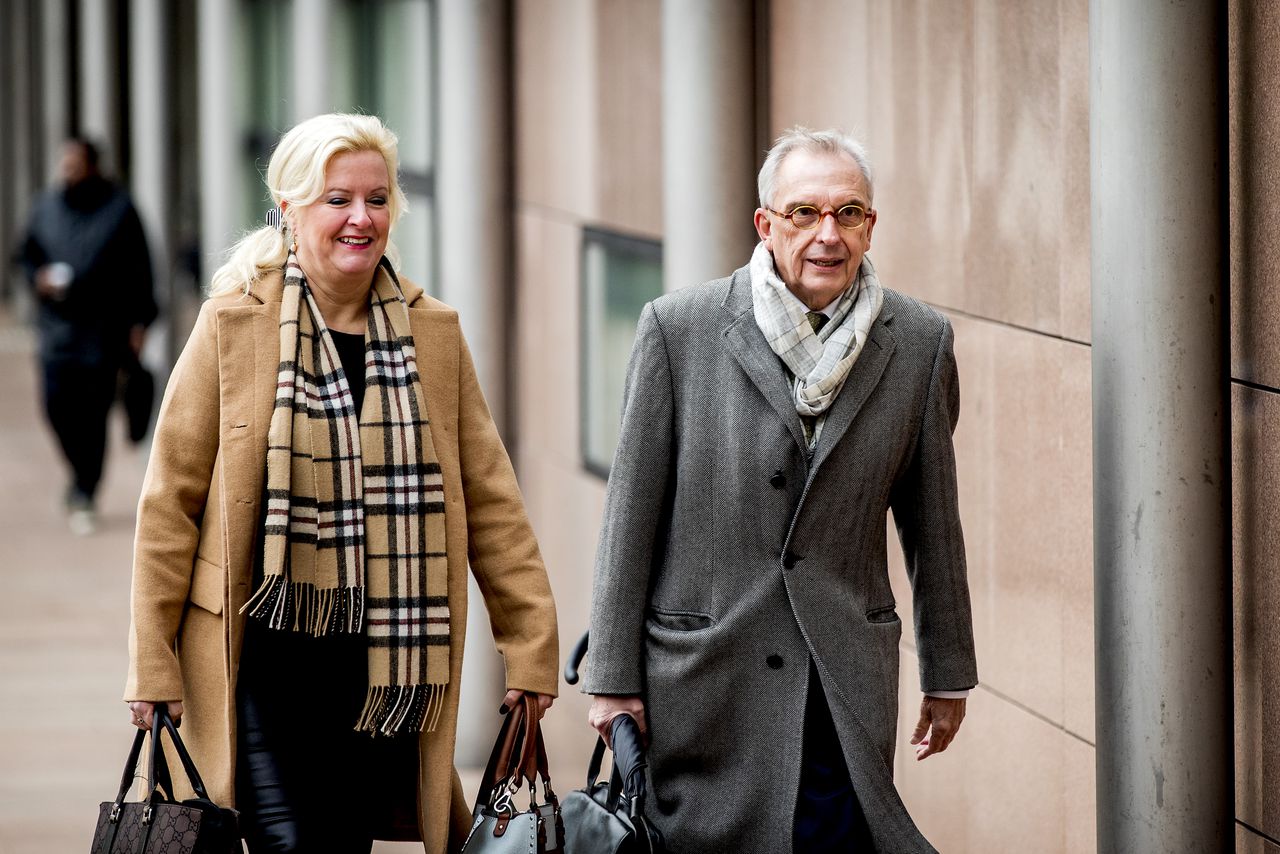 De voormalige Roermondse wethouder Jos van Rey arriveert met zijn advocaat Gitte Stevens bij het gerechtshof in Den Haag.