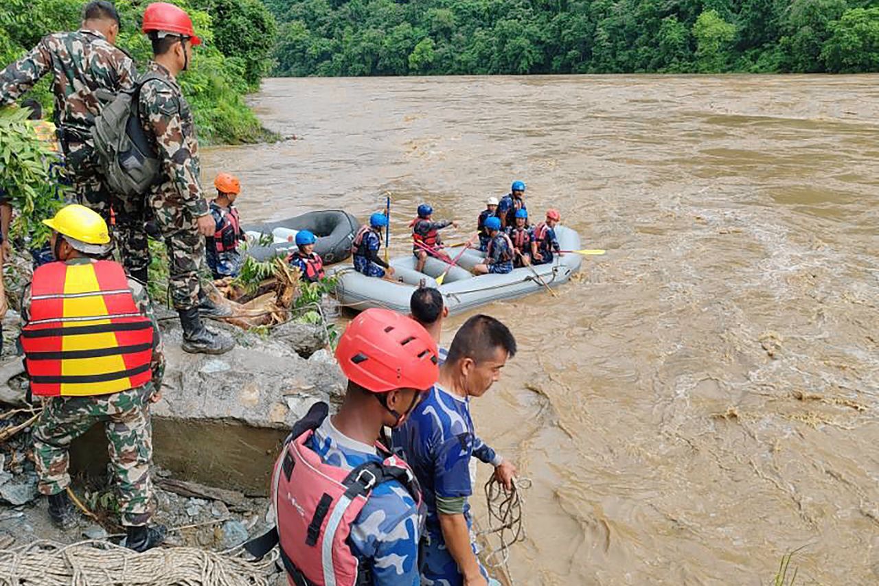 Twee bussen in rivier gesleept door aardverschuiving in Nepal, zeker 65 reizigers vermist 