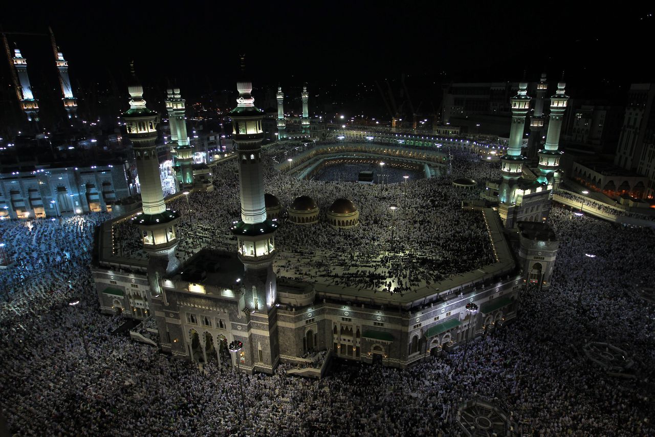 Bedevaartgangers zijn verzameld rond de Kaaba in het midden van de grote moskee, de al-Haram, in Mekka, tijdens de hadj van 2012.