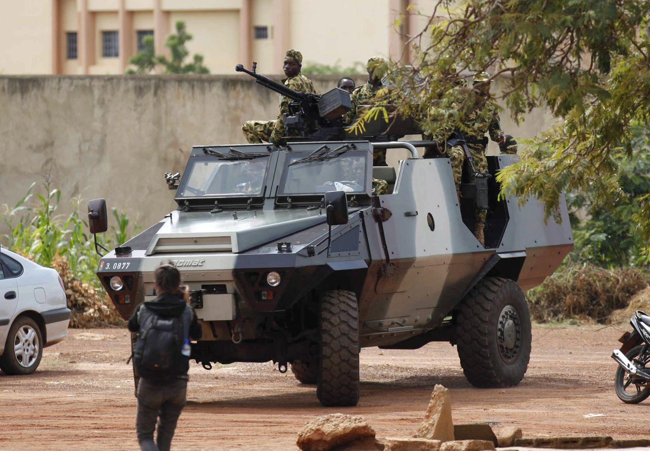Soldaten van de Presidentiële Garde op een pantservoertuig in de Burkinese hoofdstad Ouagadougou.