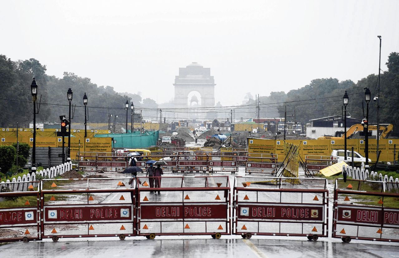 Werkzaamheden aan de Central Vista in New Delhi in juli. De herinrichting gaat omgerekend 2,3 miljard euro kosten. Op het plan is veel kritiek. Foto Arvind Yadav / Getty Images