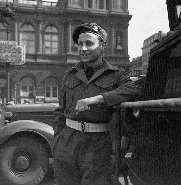 Max Wolff in bevrijd Brussel in 1944.