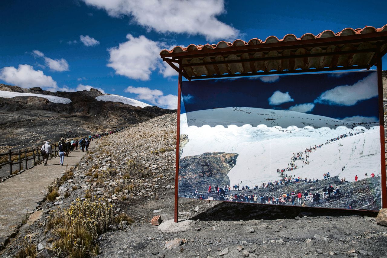 Toeristen bij de Pastorurigletsjer in Peru. Op de foto rechts van het pad is te zien dat de ijsgrens in het verleden veel lager lag. De gletsjers zijn de watervoorziening voor delen van Peru.
