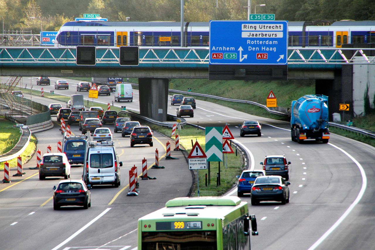 Kosten voor vervoer met auto en bus stijgen sneller dan voor boodschappen 